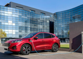 Reino Unido prohibirá venta de vehículos con gasolina a partir de 2030