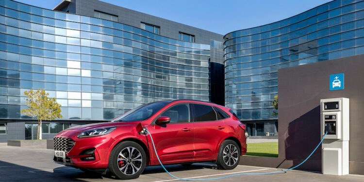 Reino Unido prohibirá venta de vehículos con gasolina a partir de 2030