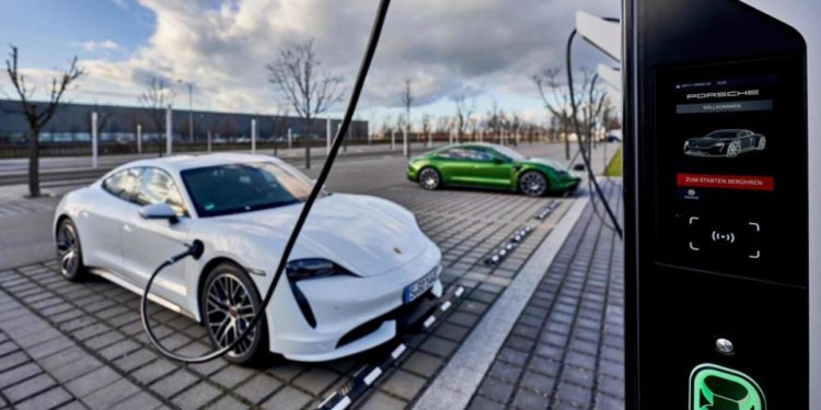 Porsche remains ahead: High-performance batteries with silicon anodes and fast charging stations