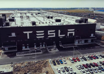 Tesla plans to build the world’s largest battery factory
