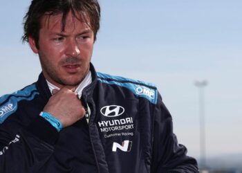 Jean-Karl Vernay can be a problem for Mikel Azcona in Aragon