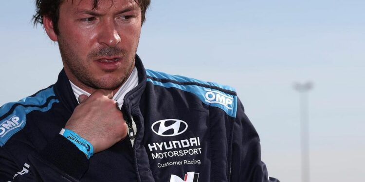 Jean-Karl Vernay can be a problem for Mikel Azcona in Aragon