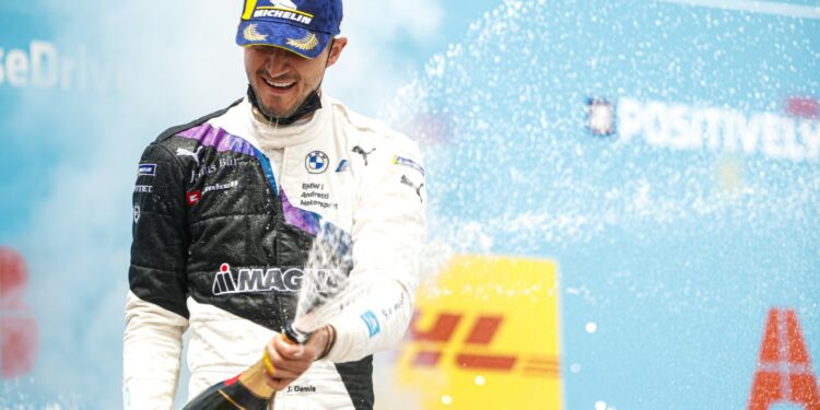 Jake Dennis triunfó en la carrera de este sábado y pone más drama a la clasificación