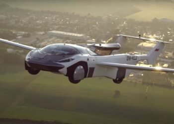 AirCar: from car to airplane in just three minutes