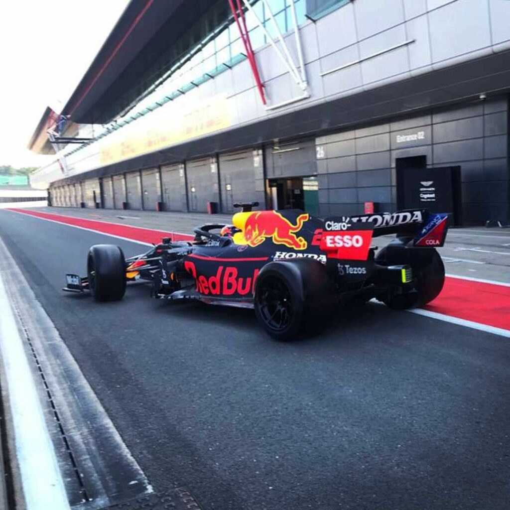 La imagen tiene un atributo ALT vacío; su nombre de archivo es redbullracing_219461588_216321380371043_7235676232206545706_n-1024x1024.jpg