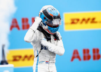 De Vries: Defend Formula E title or move up to Formula 1?