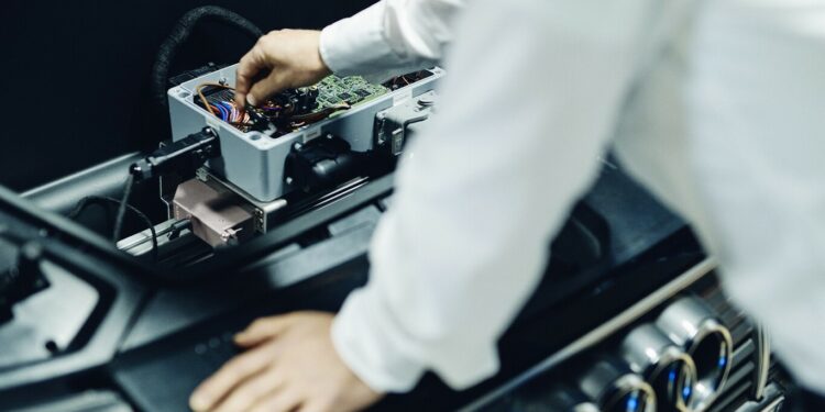 Ford se asocia con Redwood Materials para establecer programa de reciclaje de baterías