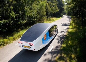Stella Vita: A Solar-Paneled Motor Home to Travel across Europe