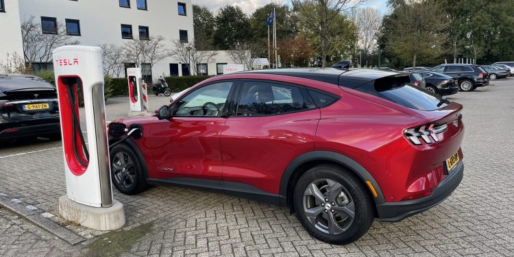 Tesla Inaugurates the first Superchargers for Other Brands