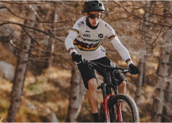 Justine Tonso y Jérôme Gilloux triunfaron en el debut del WES UCI E-Mountain Bike World Cup 2022