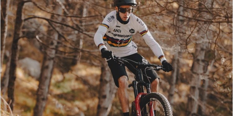 Justine Tonso y Jérôme Gilloux triunfaron en el debut del WES UCI E-Mountain Bike World Cup 2022