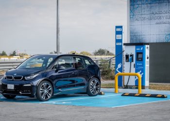 ¿Cargar un coche mientras circula? Esta tecnología podría hacerlo posible