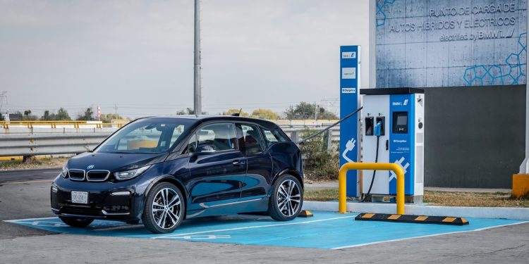 ¿Cargar un coche mientras circula? Esta tecnología podría hacerlo posible