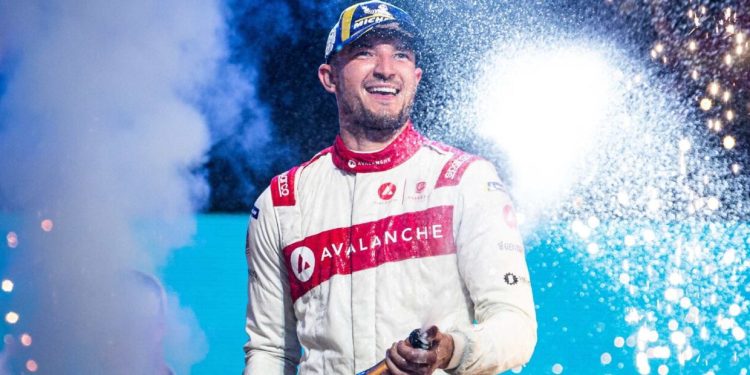 Jake Dennis Renews Contract with Andretti